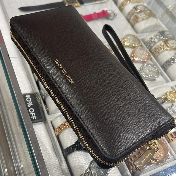 Michael Kors JST Lg Leather Continental Wallet Wristlet Phone Holder C
Chocolate - Picture 8 of 16